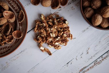 Beyaz ahşap bir masada kabuklu ceviz.