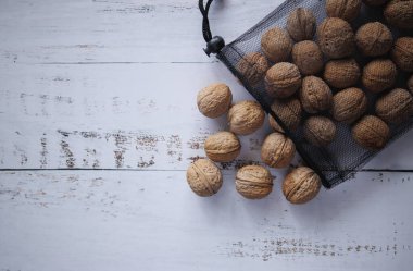 Tahtadaki sepetin içinde cevizler.