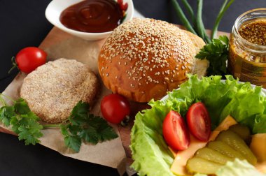 Domates soslu lezzetli hamburger.