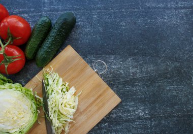 Tahta bir masada taze sebze ve baharatlar.