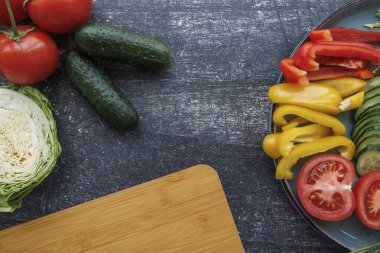 Kesme tahtasındaki sebzelerin üst görüntüsü