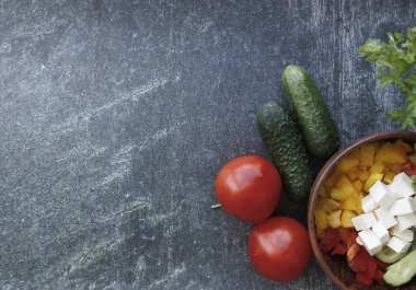 Ahşap arka planda yemek pişirmek için taze malzemeler