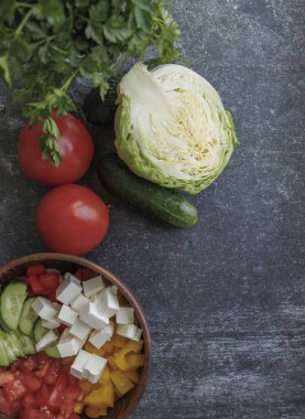 Tahta masadaki sebze salatası için malzemeler..