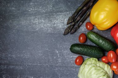 Gri arka planda taze sebze kompozisyonu, üst manzara. Metin için boşluk