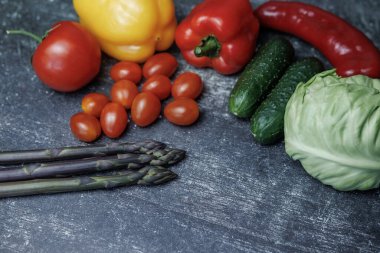 karanlık bir arka plan üzerinde taze sebze