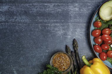 Sağlıklı gıda konsepti. Taze organik sebzeler, otlar, baharatlar ve sebzeler. Sağlıklı beslenme konsepti. Taze sebzeler 