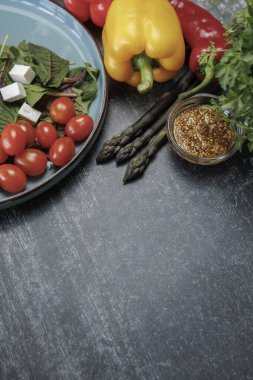 Masada taze sebzeler. Dolaplı taze sebze salatası, kuşkonmaz, hardal tohumu, sağlıklı beslenme.