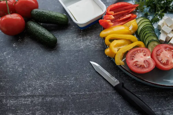 Sağlıklı beslenme ve diyet gıda konsepti. Kırsal ahşap masa üzerinde çatal ve bıçakla organik taze sebzelerin üst görüntüsü..