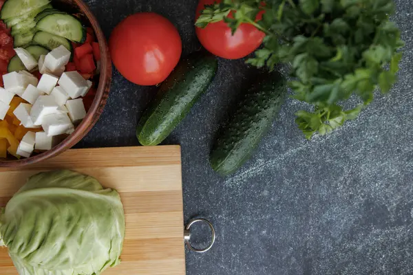 Masada domatesli salata, salatalık ve soğan var. sağlıklı yiyecekler