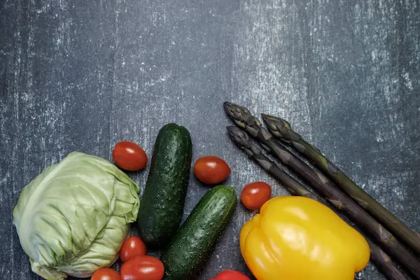 Karanlık bir arka planda taze organik sebzeler ve meyveler. Sağlıklı beslenme konsepti, diyet, temiz yemek. Boşluğu kopyala