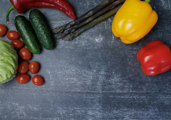 Sağlıklı yemek. Karanlık bir arka planda taze sebzeler. Metin için boşluk olan üst görünüm