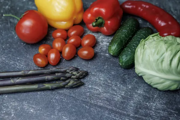 karanlık bir arka plan üzerinde taze sebze