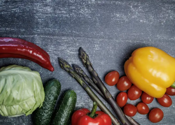 Siyah arka planda taze renkli sebzeler. yüksek kaliteli fotoğraf