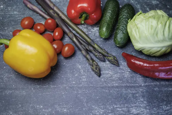 Tahta bir masada taze sebze ve baharatlar. Kopyalama alanı olan üst görünüm