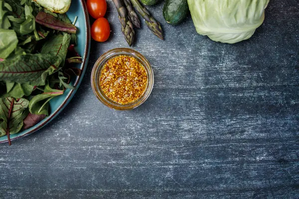 Ispanaklı taze yeşil salata ve kırmızı soğan, sağlıklı yemek.