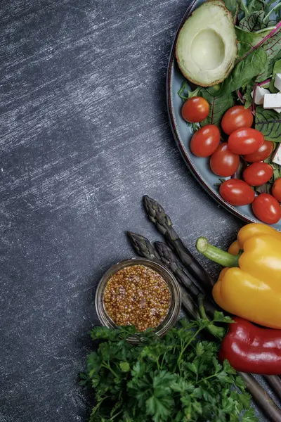 Sağlıklı gıda konsepti. Taze organik sebzeler, otlar, baharatlar ve sebzeler. Sağlıklı beslenme konsepti. Taze sebzeler 