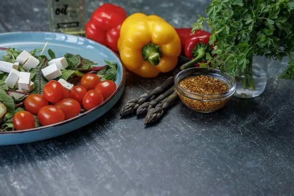 Taze sebze salatası, yeşil biberli peynir, kuşkonmaz, hardal tohumu, sağlıklı beslenme.