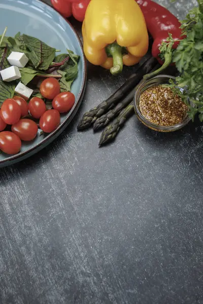 Masada taze sebzeler. Dolaplı taze sebze salatası, kuşkonmaz, hardal tohumu, sağlıklı beslenme.