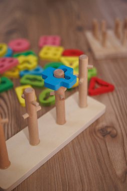 Bebeklerin erken gelişimi kavramı. Çocukların erken gelişimine ilişkin rakamlar içeren oyuncak ayırıcı..