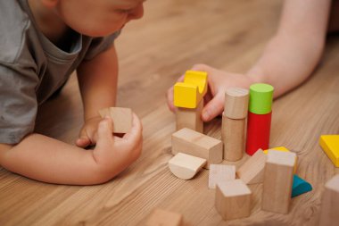 Çocuk tahta küplerle oynuyor. Eğitici oyuncaklar