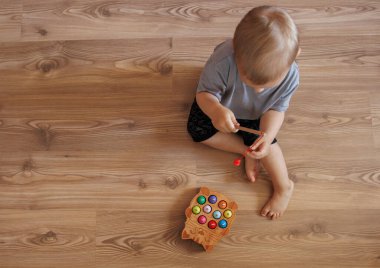 Küçük çocuk yerde oynamak