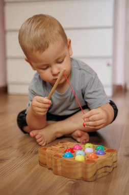 Evde renkli yumurtalarla oynayan sevimli bir çocuk.