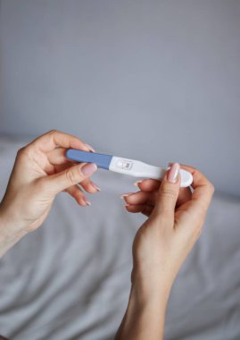 Hamilelik testi elinde