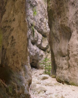 Celano, İtalya 'daki Abruzzo Kanyonu' nu dolduruyor. Yüksek kalite fotoğraf