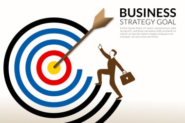 Başarı için iş stratejisi, insan hedefe ulaşmak için hedefler ve hedefler, bir adamın hedefine ulaşmak istediği kavramı, hedef yayına vuran bir ok, iş adamı yürüyen merdiven stoku çizimi