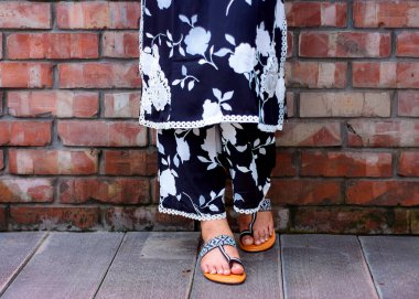 Çiçek desenli Hint kurtası giyen kadın.