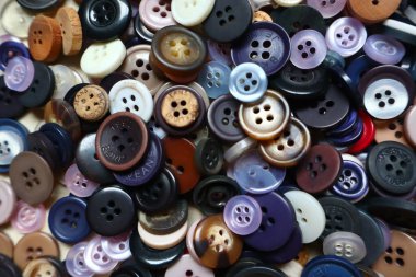 Renkli Mozaik Oluşturan Değişik Renklerdeki Dikiş Düğmeleri Dizisi