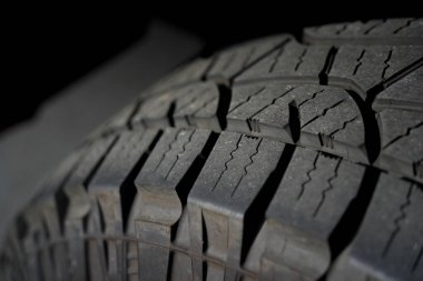 Sert koşullar için bir araba lastiği.