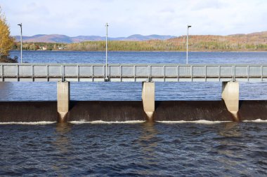 Göldeki bir baraj. Quebec 'teki St. Charles Gölü' ndeki baraj. Quebec 'in içme suyu. Hidroelektrik güç. Çevre ve St. Charles Gölü. Mimarlık ve baraj. Sonbahar arkaplanı.