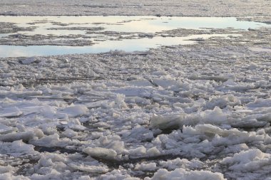İklim değişikliği, buzdağları ve su manzarası. Kışın hava ve engin bir nehirde buz. Soyut ve dokulu arka plan. Kışın St Laurent nehri buzla kaplanır..
