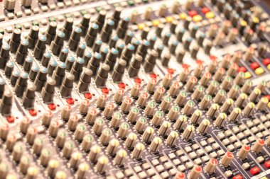 Ses mikserinin yakın plan görüntüsü. Müzik sanatı ve ses işi. Ses için müzik ve teknoloji. Stüdyo ve ses için ekipman.