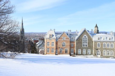 Kış manzarası ve Kanada 'daki eski Quebec şehrinde evler. Panoramik dönüm noktası ve mavi gökyüzü. Kış takvimi ve eski binalar ve karlı şehir manzarası.