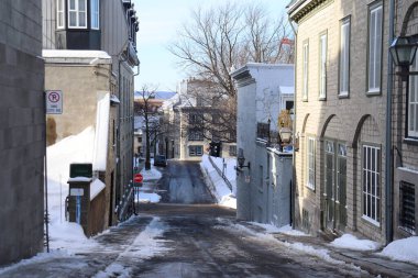 Kışın eski Quebec 'te bir sokak. Şehir manzarası ve kış manzarasında eski ve eski evler.