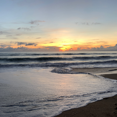 Gün doğumu dalgaları güzel bir günde çarpıyor.