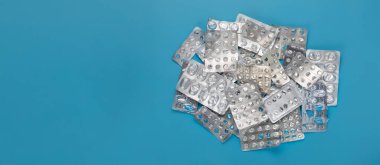 Hap yüzünden su toplamış. Uyuşturucu tüketimi. Boş ilaç paketleri var. Bağımlılık