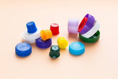 Çeşitli plastik şişe kapakları. Plastik işleme. Tekrar kullan. Çevre kirliliği