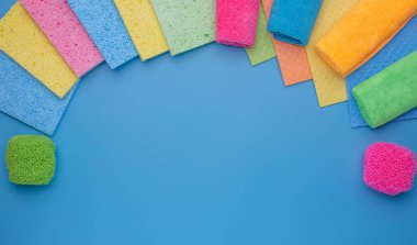 Temizlik için çeşitli eşyalar. Mikrofiber kumaşlar, havlular, kazıyıcılar, süngerler.