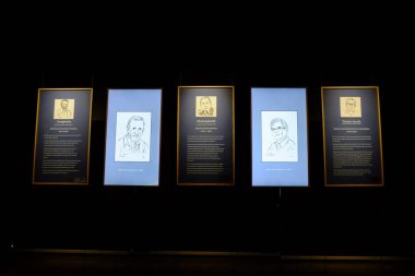 Pacitan, Endonezya - 2 Kasım 2024: Pacitan, Endonezya 'da çeşitli tarih öncesi eserlere ev sahipliği yapan Müze Song Terus' un içi.