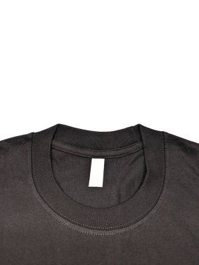 Üzerinde dikişler olan siyah bir pamuk gömlek tasması ve beyaz arka planda duran bir marka etiketi..