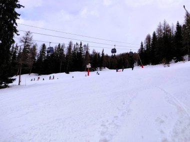 Kar ve kayak kaldırma ile kış manzarası