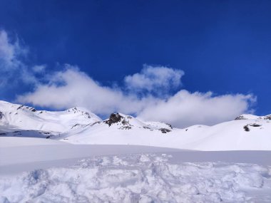 Dağlardaki güzel kış manzarası