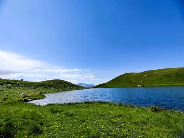 Dağlarda göl