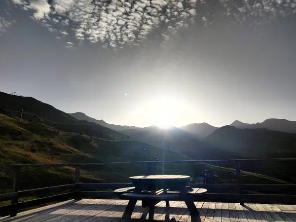 Dağların ardında güzel bir gün batımı