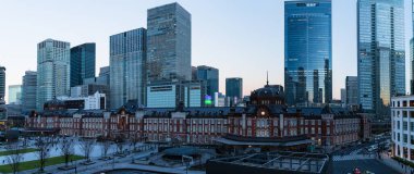 Tokyo istasyon binaları Chiyoda-ku, Tokyo, Japonya 'daki Marunouchi binasından görüldüğü üzere kırmızı tuğlalardan ve yüksek binalardan yapılmıştır.