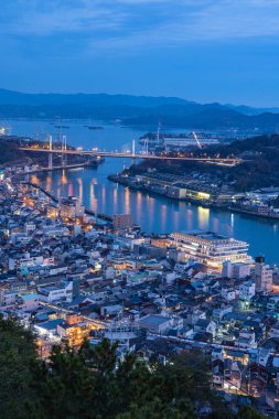 Onomichi Su Yolu ve Onomichi Köprüsü 'nün gece görüşü Japonya' nın Hiroşima ilindeki Senkoji Zirvesi Gözlemevi 'nden görülmektedir.