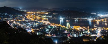 Onomichi Su Yolu ve Onomichi Köprüsü 'nün gece görüşü Japonya' nın Hiroşima ilindeki Senkoji Zirvesi Gözlemevi 'nden görülmektedir.